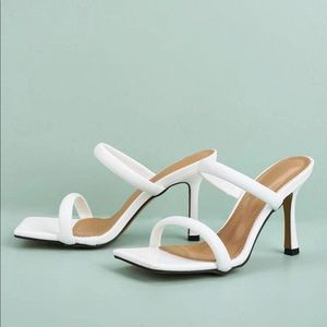 Never been work, still in box. Size EUR36.